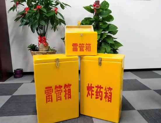循化玻璃钢炸药箱与普通炸药箱有什么区别？
